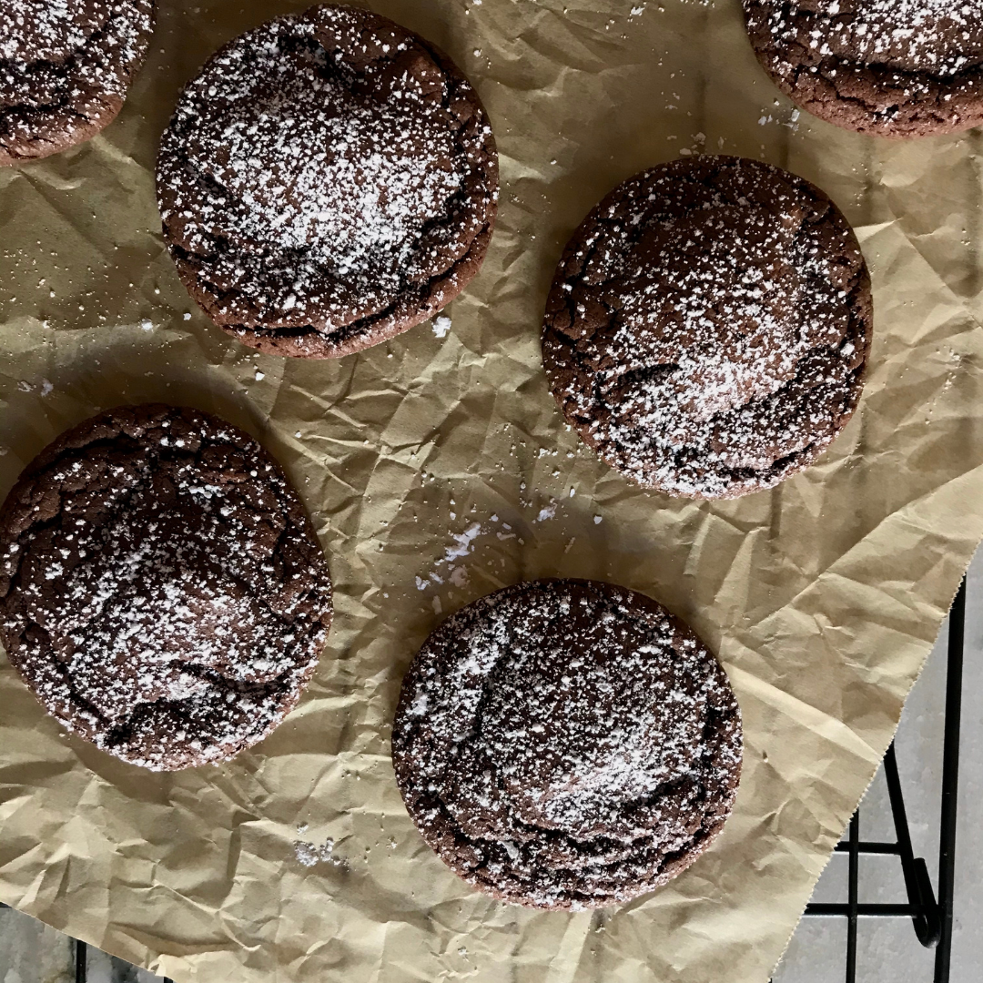 Need a quick and easy dessert recipe that always wins? With only 4 ingredients (and an optional 5th), Rolo Cookies are quick and easy to make.