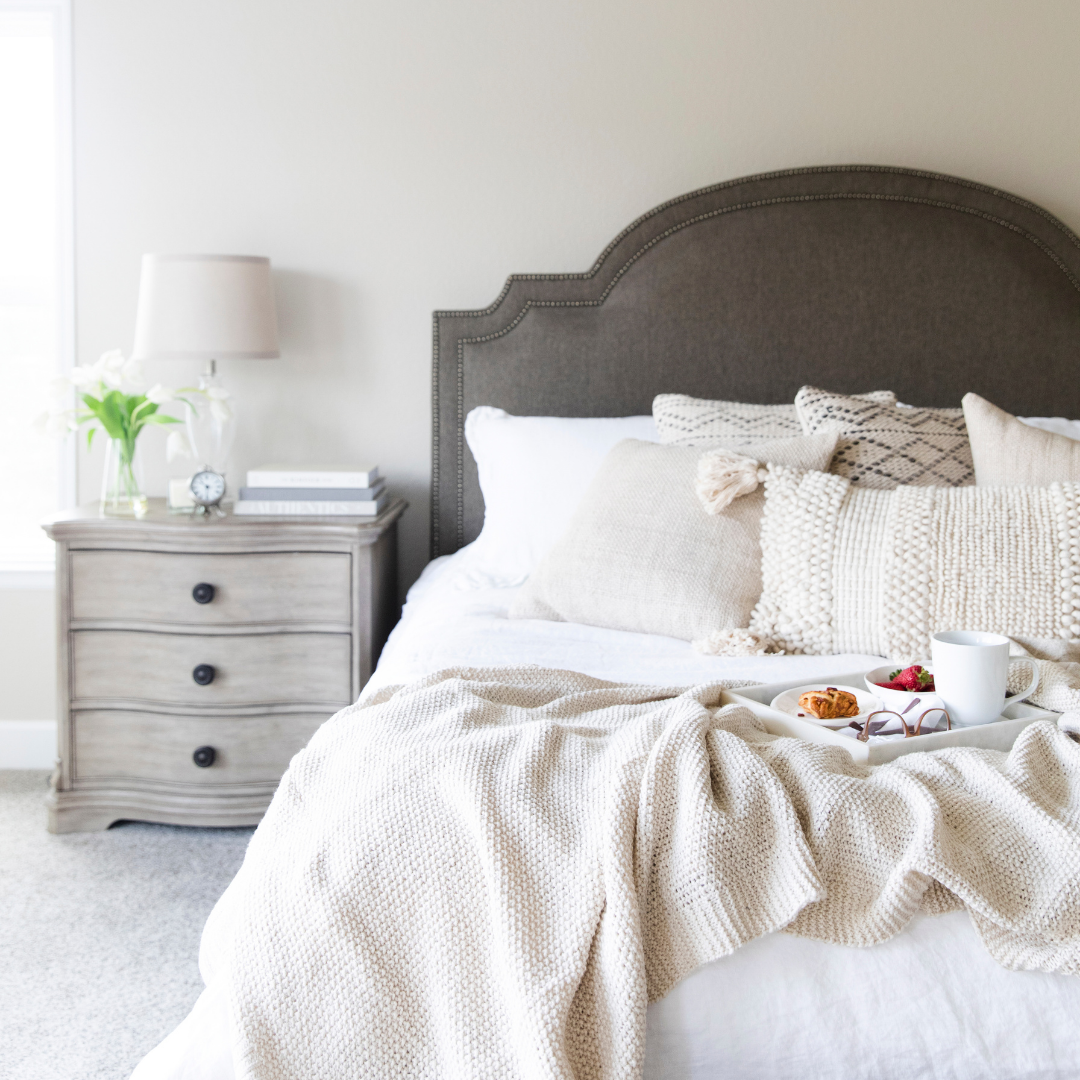 Do you need to declutter this spring but you're not sure where to start? Use this 3-step plan to declutter and organize for spring from Rooms Need Love.
