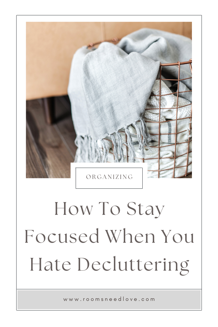 Finding it hard to stay focused on a task you dread doing …like decluttering? Use these 5 tips to stay focused when you’re easily distracted.